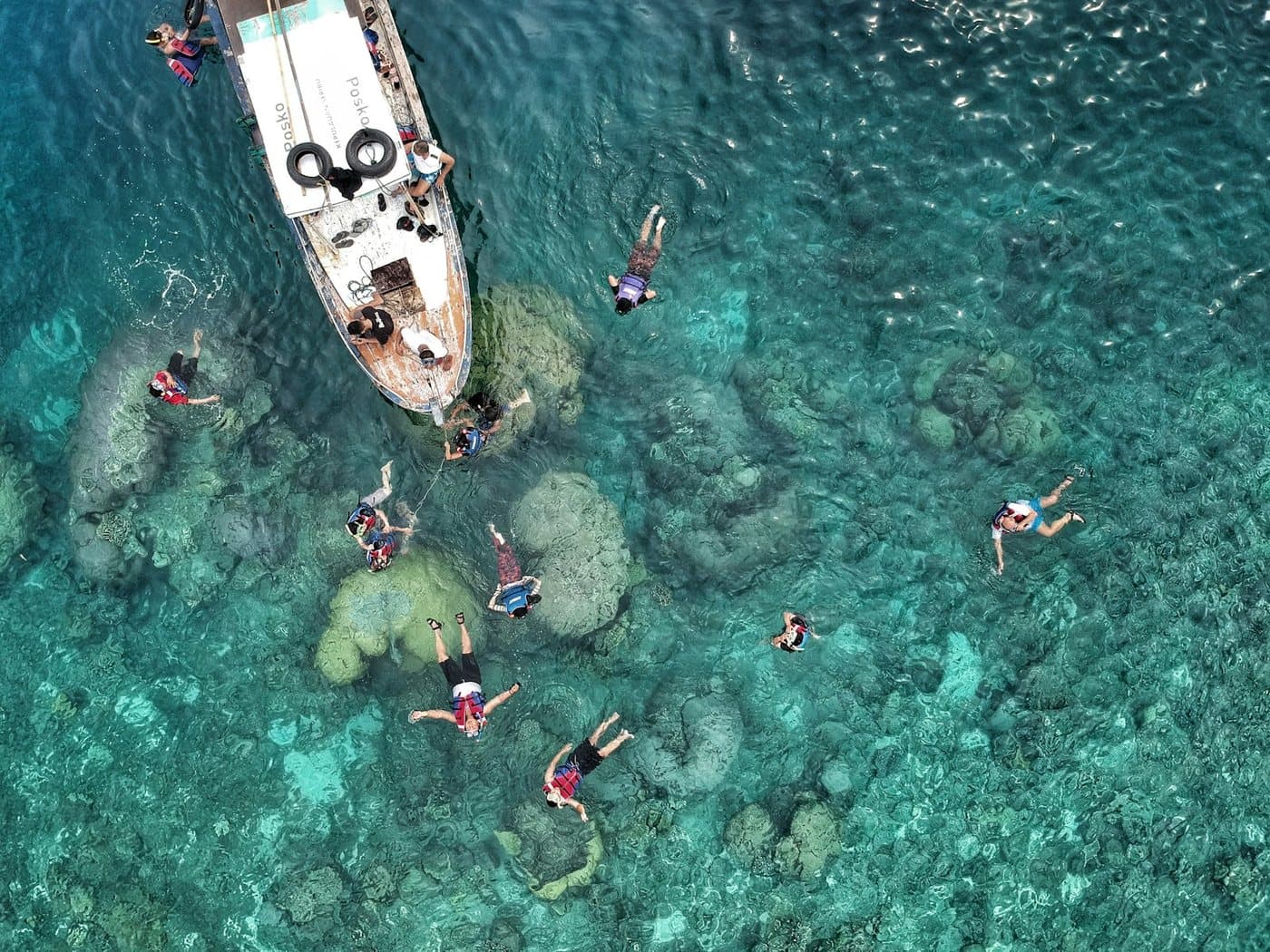 Snorkeling przy jachcie na turkusowej wodzie